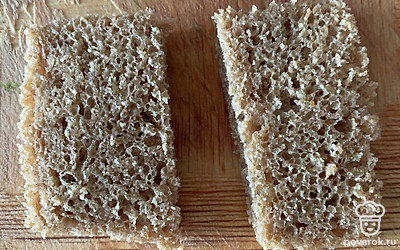Срезать корки у хлеба, разрезать на порционные кусочки.
