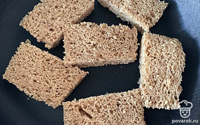 Слегка обжарить хлеб на сухой сковородке.