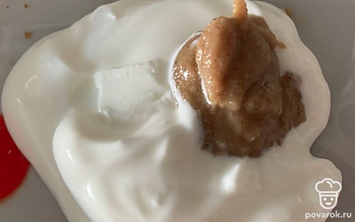 Смешать горчицу и сметану.