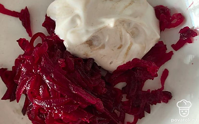 Свеклу натереть на терке, добавить сметану с горчицей.