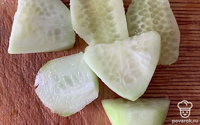 Огурец почистить и нарезать кусочками.
