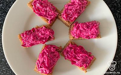 На хлеб выложить свеклу.