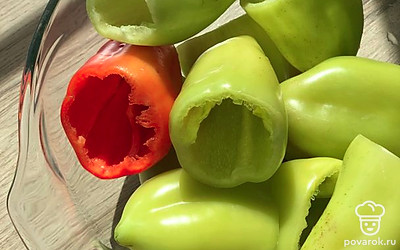 Перец помыть, срезать хвостики, очистить от семян.