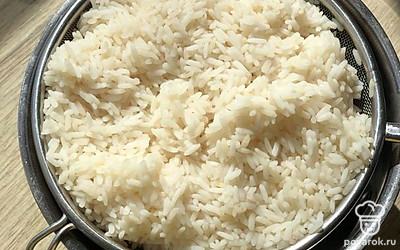 Рис отварить до полуготовности, откинуть на дуршлаг, чтобы стекла лишняя вода.
