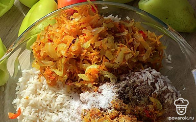 В глубокой миске смешать пережарку, фарш, рис. Посолить и поперчить.