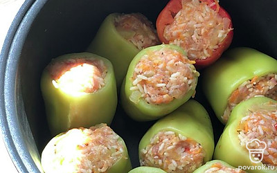 Начинить перец. Выложить в глубокую кастрюльку или чашу мультиварки.