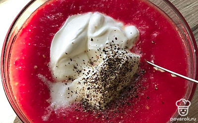 Помидоры помыть, порезать и пробить блендером. Смешать со сметаной, немного поперчить, посолить.