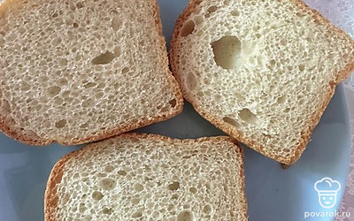 От бриоши отрезаем низ, это основы для тартинок.