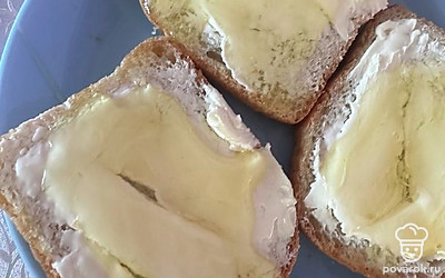 Тартинки поливаем медом.