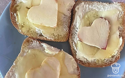 Сверху выкладываем яблочные сердечки и украшаем виноградом.