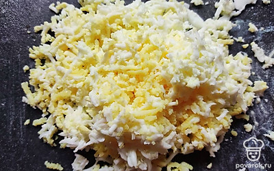 Яйца отварить вкрутую. Натереть на мелкой терке.