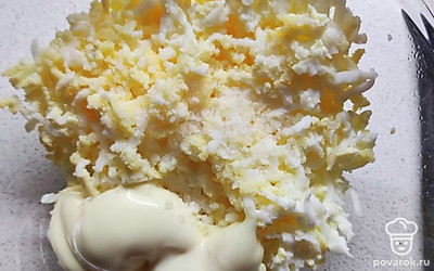 В миске смешать яйца и майонез. Добавить соль по вкусу.