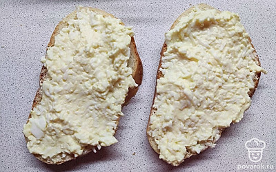 Намазать яичную смесь на хлеб. 