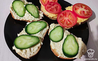 Незамысловатые, но очень вкусные бутерброды готовы! 