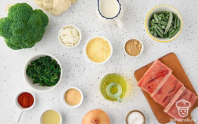 Обсушите филе горбуши бумажным полотенцем. Вымойте брокколи и цветную капусту. Почистите репчатый лук.