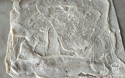 Лаваш разделить на 2 части, смазать майонезом.