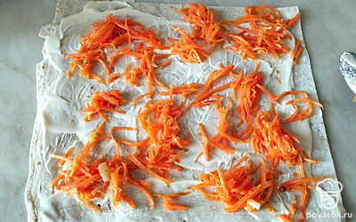Морковь распределить по всему лавашу.