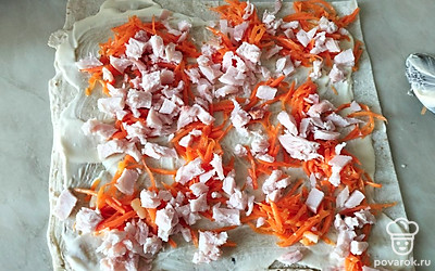 Грудку нарезать небольшими кусочками и распределить по лавашу.