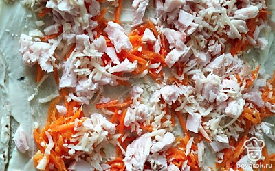 Сыр натереть на терке и выложить на лаваш.