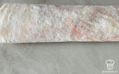 Свернуть в рулет и дать пропитаться.