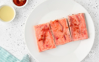 Посыпьте рыбу копченой паприкой, добавьте 1 ст.л. лимонного сока и оставьте мариноваться минимум на 30 минут.