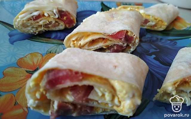 Закусочные рулетики с красной рыбой и яйцом — Рецепт с фото