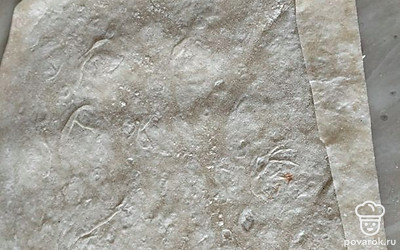 Берем лаваш, разрезаем на 2 части.