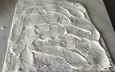 Смазываем майонезом.