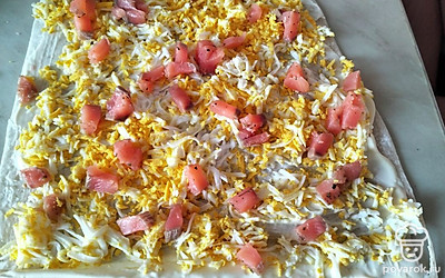 Рыбу нарезаем небольшими кубиками и распределяем по лавашу.