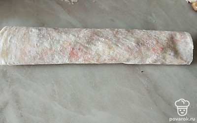 Заворачиваем в рулет и даем немного пропитаться. 