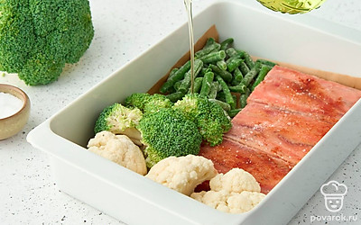 Полейте ингредиенты 1 ст.л. оливкового масла, посолите. Все тщательно размешайте. Запекайте в течение 20 минут.