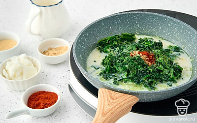 Нарежьте репчатый лук мелкими кубиками и тушите на кокосовом масле на среднем огне. Через 5 минут добавьте шпинат, сушеный чеснок и имбирь, тушите еще 1 минуту. Влейте в соус кокосовое молоко. Когда начнет кипеть, снимите с огня. 