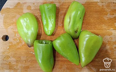 Вымойте перец и очистите его от семечек. 