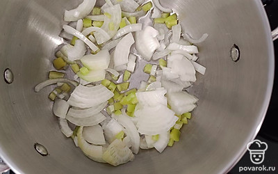 Нарежьте лук и сладкий перец небольшими кусочками. Налейте в казан растительное масло и обжарьте овощи 5 минут.