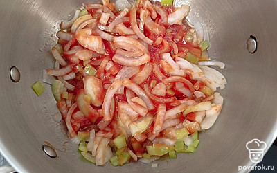 Добавьте томатную пасту в казан и жарьте овощи еще 5 минут.