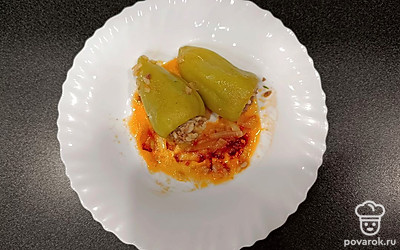 Украсьте фаршированный перец свежей петрушкой и подавайте к столу со свежим хлебом.