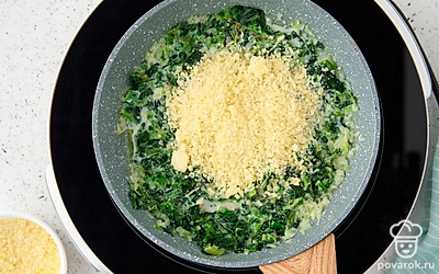 Натрите пармезан, добавьте в смесь и перемешайте.