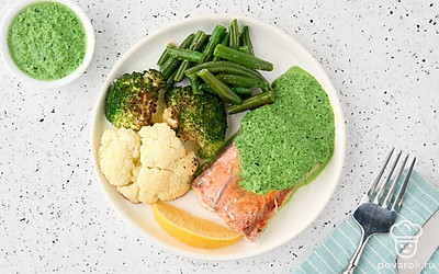 Подавайте рыбу с запеченными овощами, полив шпинатным соусом и украсив долькой лимона.