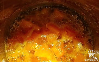 Тыкву нарезать небольшими кусочками, сложить в сотейник, влить воду и варить до готовности.