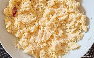 В глубокую тарелку выложить рикотту, добавить сахар и тыкву, перемешать.