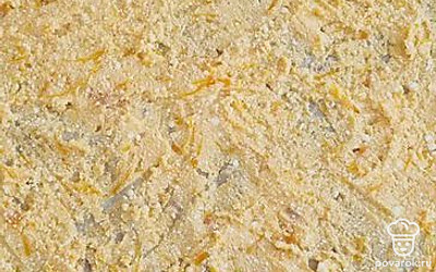 Разложить лаваш, выложить на него смесь, распределить ровным слоем.