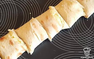 Свернуть лаваш в рулет и разрезать на кусочки.