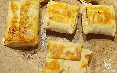 Обжарить на сливочном масле до румяности.