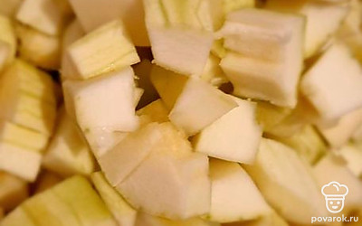 Вымыть овощи, очистить кабачок и нарезать мелким кубиком.