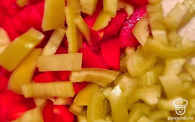 Почистить перец, нарезать продольными кусочками перец и помидор.