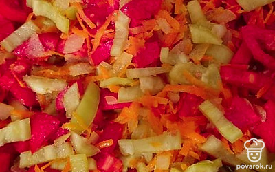 Натереть морковь, нарезать лук, смешать ингредиенты, выложить в сотейник.