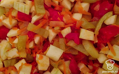 Добавить кабачок и рафинированное масло, тушить в сотейнике, постоянно помешивая.