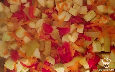 Когда овощи будут доведены до состояния пропаренных и начнут приобретать золотистый оттенок, накрыть крышкой.