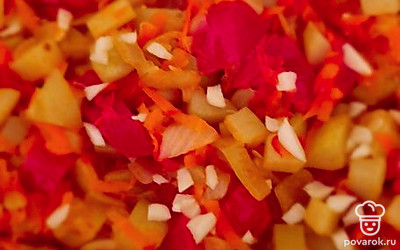 Перед подачей украсить уже готовое блюдо мелко нарезанным чесноком.