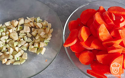 Морковь нарезать кружочками. Чеснок разрезать пополам. 